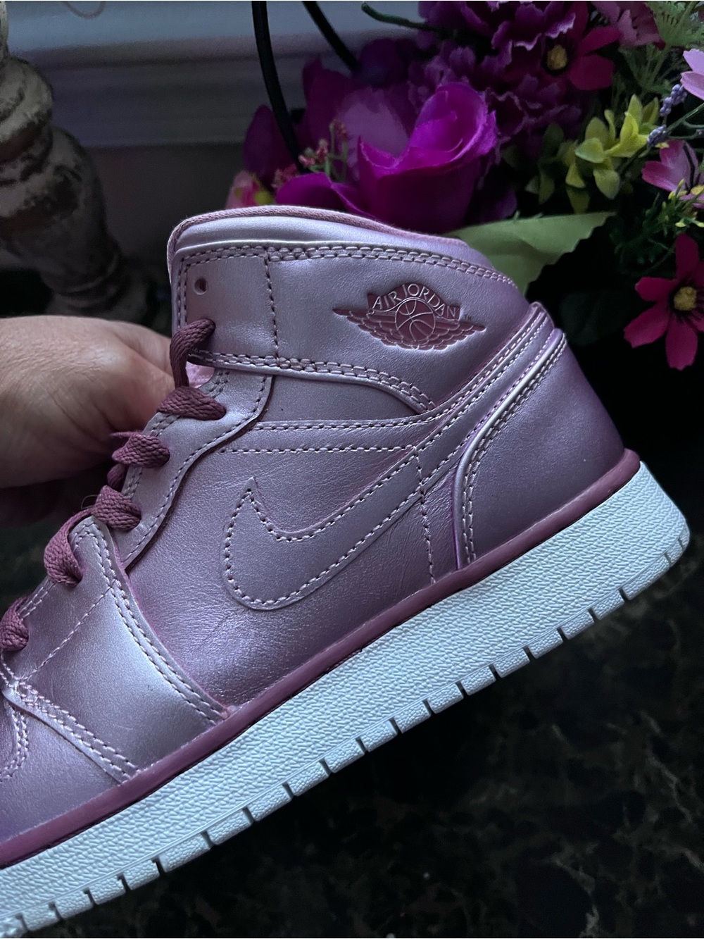 Jordan 1 Mid
Pink Rise
Streetwear/Lifestyle Shoes
Size 6.5 Youth/8 Women